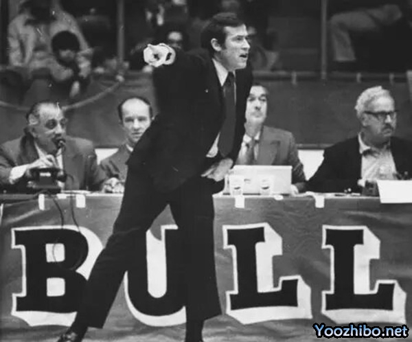 1970-71赛季,迪克-莫塔如何引领芝加哥<a href=/lanqiusheji/bulls/ target=_blank class=infotextkey>公牛</a>队逆袭,揽获最佳教练殊荣