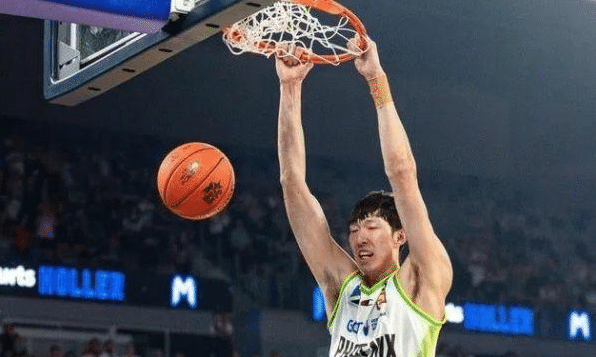轰10+6+2！周琦爆发率队复仇，连续扣篮球迷疯狂，客场变主场