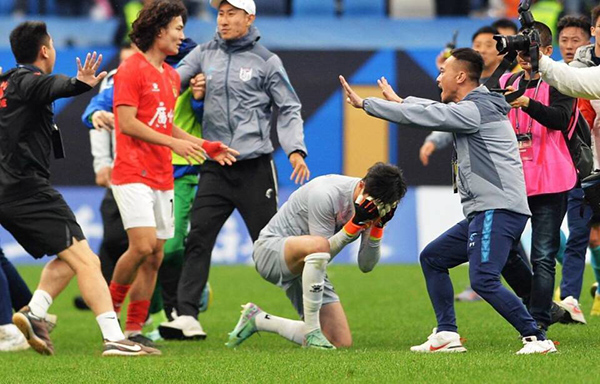 被打反禁4场？足协称广州队门将三鞠躬挑衅，罚款4万