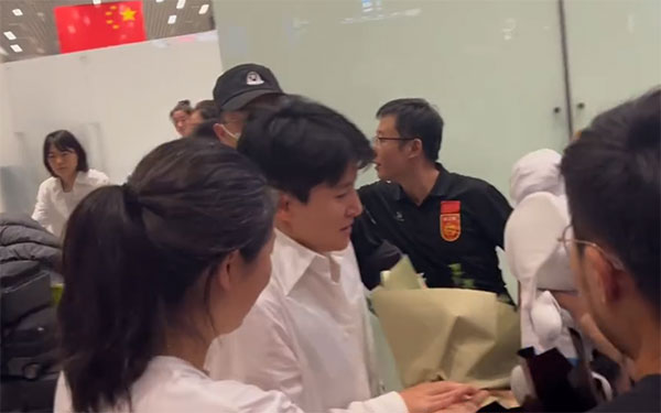 平安落地！中国女足凌晨抵达广州，王霜露笑容，球迷不离不弃