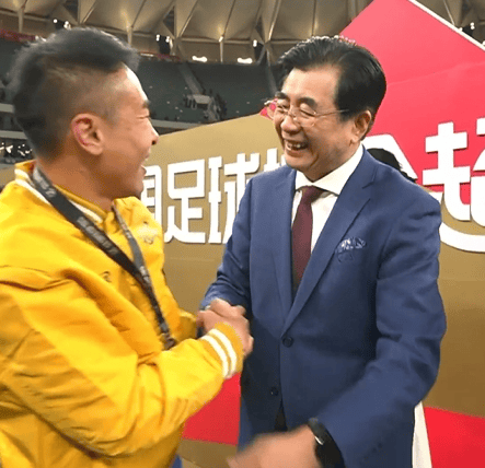 于汉超超级杯高光时刻，足协主席拍肩点赞，高情商回应引爆网络